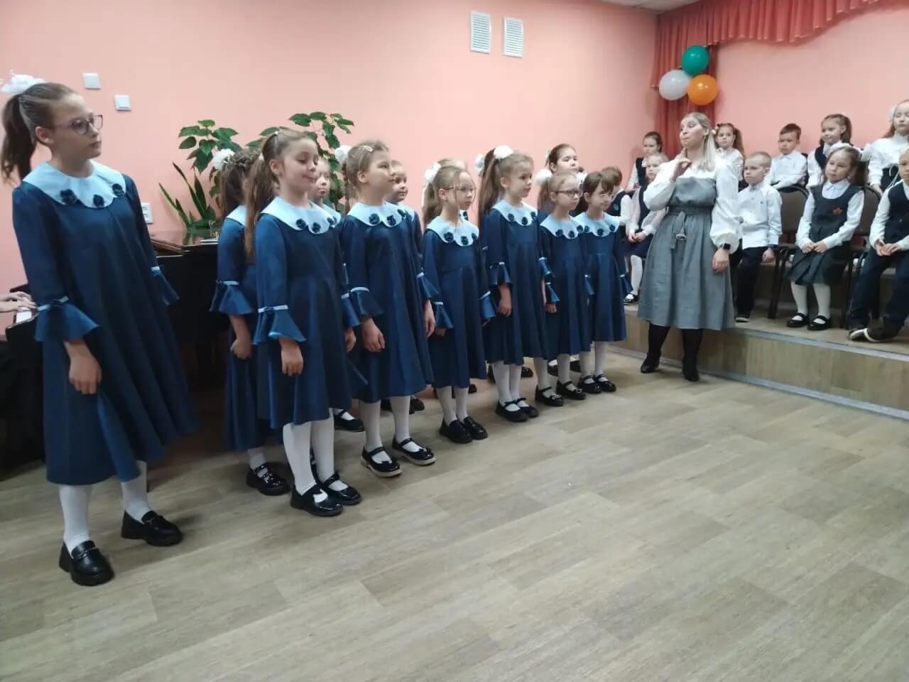 Хор девочек «Ручеёк» выступает на концерте