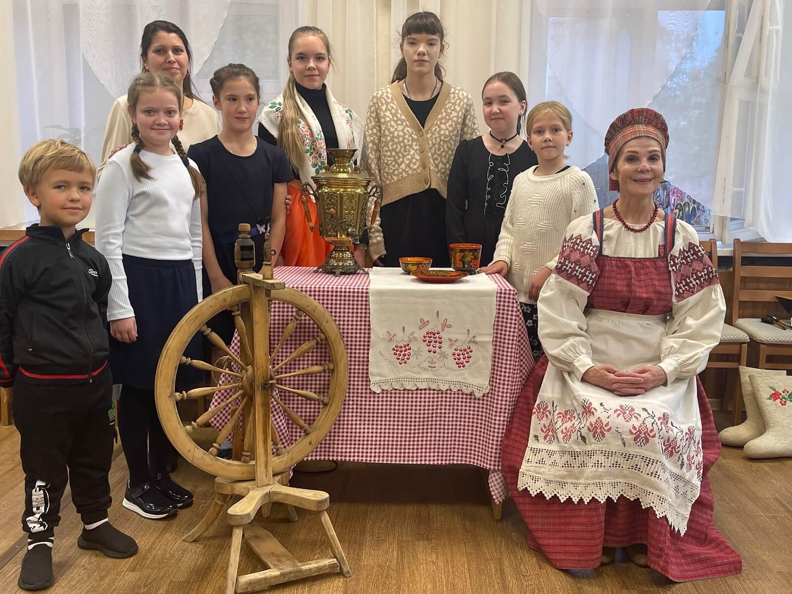 Участники ансамбля «Забавушка» в вятских народных костюмах на «Рябиновых посиделках»